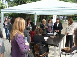 Общинска администрация се срещна с гражданите на площада в Казанлък