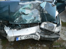 Автомобил се блъсна в жилищна сграда в Казанлък