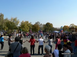 Празникът на село Енина започна с песни и танци