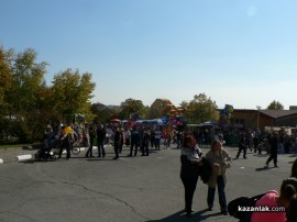 Празникът на село Енина започна с песни и танци