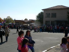 Празникът на село Енина започна с песни и танци