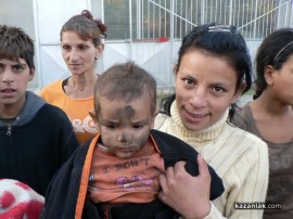 Шокиращи кадри от квартал Казмера, където ромите са оставени без ток