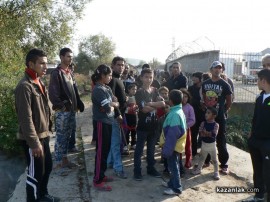 Шокиращи кадри от квартал Казмера, където ромите са оставени без ток