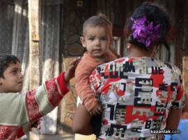 Шокиращи кадри от квартал Казмера, където ромите са оставени без ток