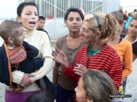 Шокиращи кадри от квартал Казмера, където ромите са оставени без ток