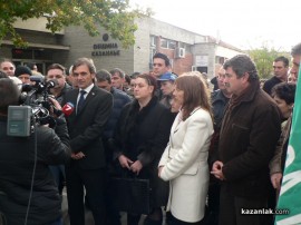 Стотици казанлъчани открито заявиха, че са против бежански лагер в Полицейската школа