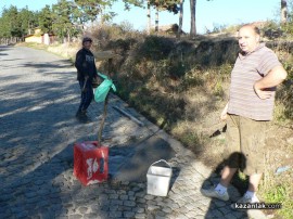 Приятели ремонтираха голяма дупка по пътя за Полицейската школа