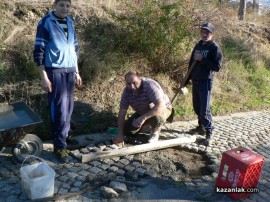 Приятели ремонтираха голяма дупка по пътя за Полицейската школа