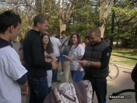 Младежи от Казанлък изненадаха своите съграждани с викторина за българската история