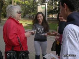 Младежи от Казанлък изненадаха своите съграждани с викторина за българската история