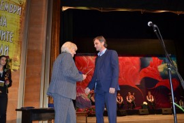 Община Казанлък награди изявени творци и общественици