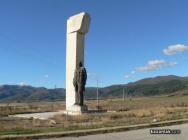 Апаши пробвали да задигнат паметника на Димитър Благоев