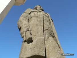 Апаши пробвали да задигнат паметника на Димитър Благоев