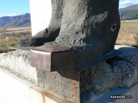 Апаши пробвали да задигнат паметника на Димитър Благоев