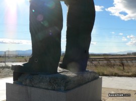 Апаши пробвали да задигнат паметника на Димитър Благоев