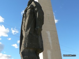 Апаши пробвали да задигнат паметника на Димитър Благоев