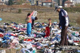 Поляна под ж.п.линията осъмна с десетки чували с използвани дрехи