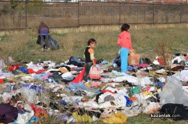 Поляна под ж.п.линията осъмна с десетки чували с използвани дрехи