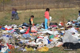 Поляна под ж.п.линията осъмна с десетки чували с използвани дрехи