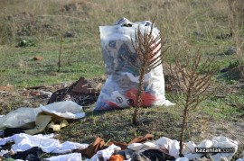 Поляна под ж.п.линията осъмна с десетки чували с използвани дрехи