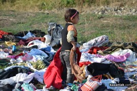 Поляна под ж.п.линията осъмна с десетки чували с използвани дрехи