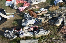 Поляна под ж.п.линията осъмна с десетки чували с използвани дрехи