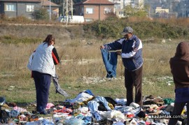 Поляна под ж.п.линията осъмна с десетки чували с използвани дрехи