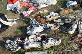 Поляна под ж.п.линията осъмна с десетки чували с използвани дрехи