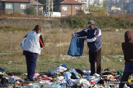 Поляна под ж.п.линията осъмна с десетки чували с използвани дрехи