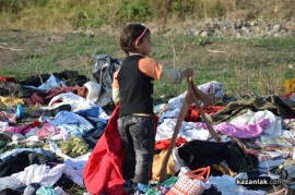 Поляна под ж.п.линията осъмна с десетки чували с използвани дрехи