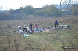 Поляна под ж.п.линията осъмна с десетки чували с използвани дрехи