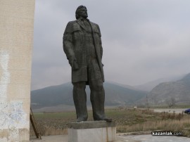 Започнаха спасителните ремонти на паметника на Димитър Благоев