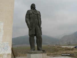 Започнаха спасителните ремонти на паметника на Димитър Благоев