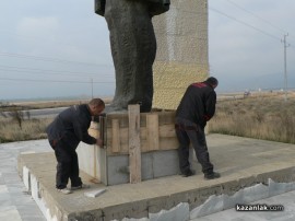 Започнаха спасителните ремонти на паметника на Димитър Благоев