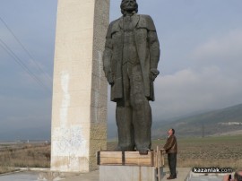 Започнаха спасителните ремонти на паметника на Димитър Благоев