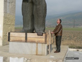 Започнаха спасителните ремонти на паметника на Димитър Благоев