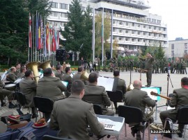 Видео: Духовият оркестър на Стрямска механизирана бригада с концерт в Казанлък
