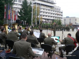 Видео: Духовият оркестър на Стрямска механизирана бригада с концерт в Казанлък