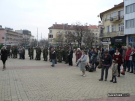 Видео: Духовият оркестър на Стрямска механизирана бригада с концерт в Казанлък