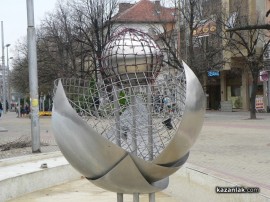 В центъра започна поставянето на коледната украса и подкастряне на дървета