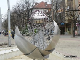 В центъра започна поставянето на коледната украса и подкастряне на дървета