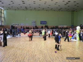 Турнирът по спортни танци в Казанлък започна със злато за двата местни клуба
