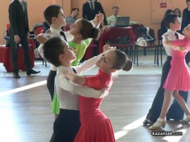 Турнирът по спортни танци в Казанлък започна със злато за двата местни клуба