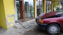 Автомобил се заби в магазин до Розариума