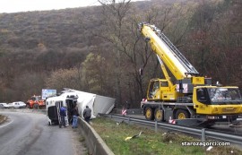 Катастрофирал ТИР затрудни движението между Казанлък и Стара Загора