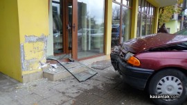 Автомобил се заби в магазин до Розариума