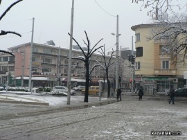Видео: Казанлък се заснежи