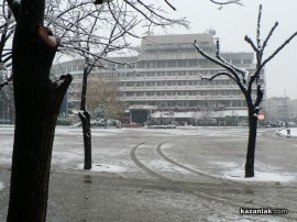 Видео: Казанлък се заснежи