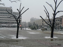 Видео: Казанлък се заснежи