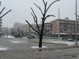 Видео: Казанлък се заснежи